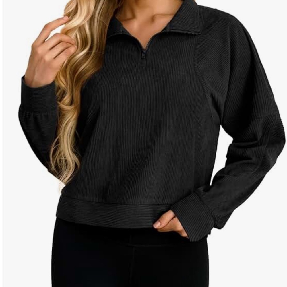 NWT-Comfortable Black Ribbed Crop Style Top.
Classic Front pocket Small